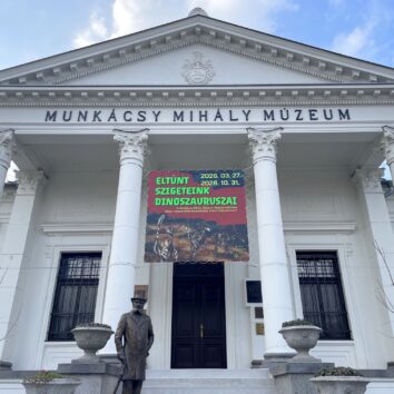 A Munkácsy Mihály Múzeum díszbejárata