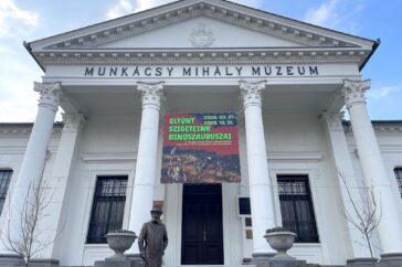 A Munkácsy Mihály Múzeum díszbejárata