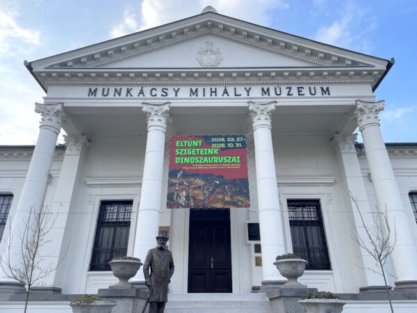 A Munkácsy Mihály Múzeum díszbejárata
